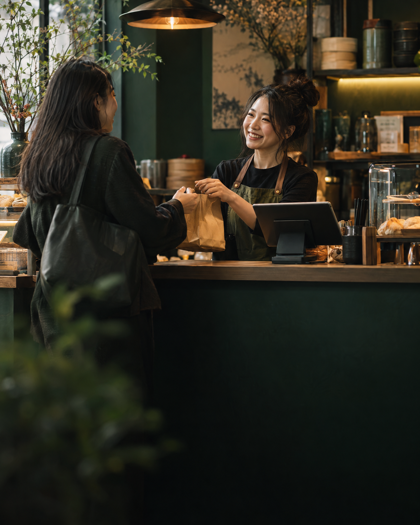 店主於櫃台接待回訪客人